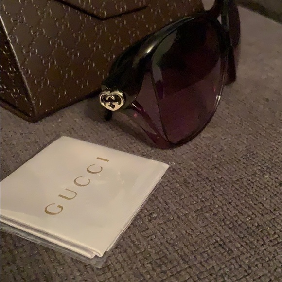 Brand new Gucci sunglasses comes with a case main image 7